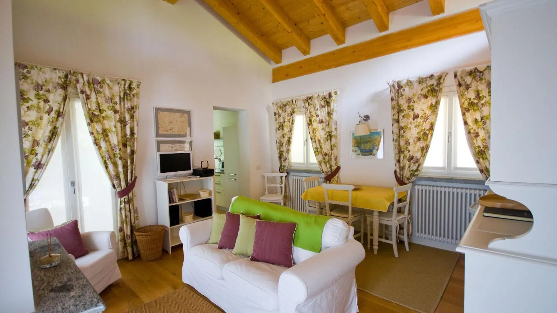 Agriturismo Castello Di Vezio Varenna 0*,